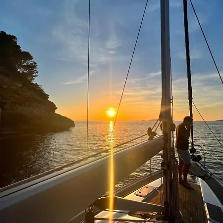 Velero En Denia